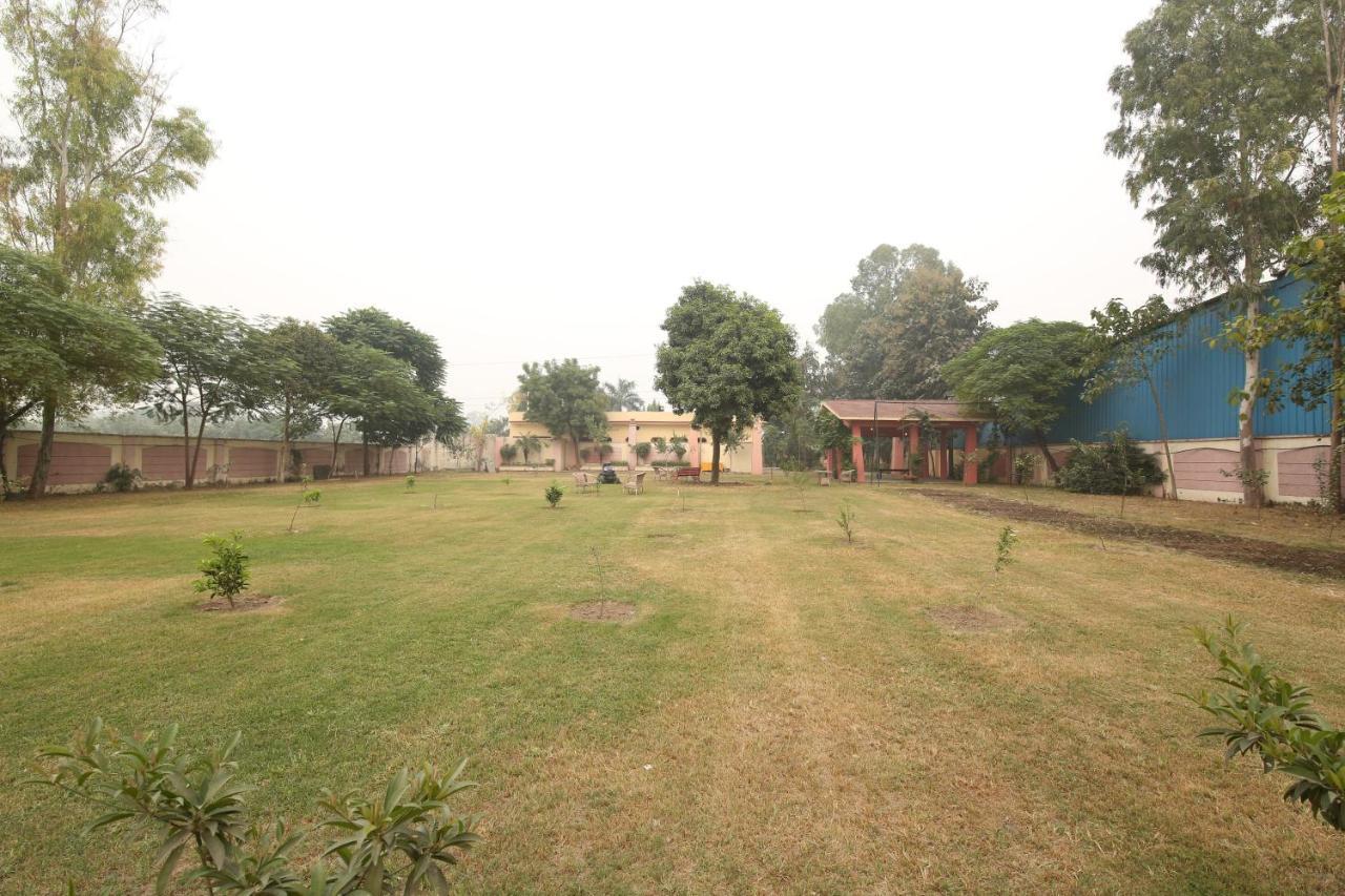 The Karnal Resort Luaran gambar